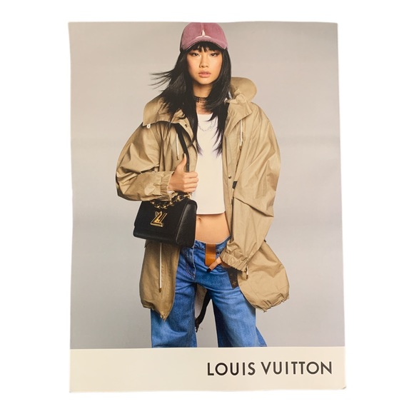 Elle Magazine December 2022 Black Pink JENNIE Insiders Guide To Holiday Style - Picture 3 of 6